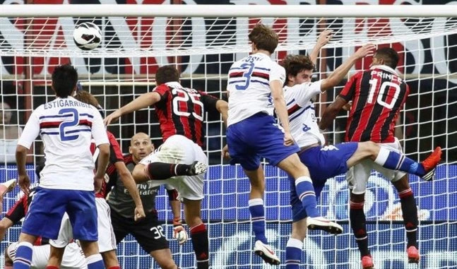 أندريا كوستا لاعب سمبدوريا مسجلاً في مرمى ميلان أندريا كوستا لاعب سمبدوريا مسجلاً في مرمى ميلان
