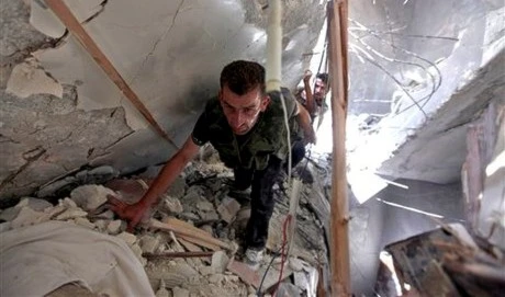 من آثار القصف المدفعي في حلب من آثار القصف المدفعي في حلب