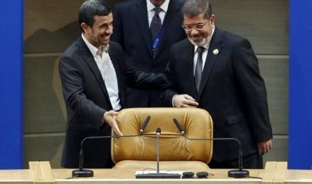 الرئيسين المصري محمد مرسي والإيراني محمود أحمدي نجاد خلال قمة دول عدم الانحياز الرئيسين المصري محمد مرسي والإيراني محمود أحمدي نجاد خلال قمة دول عدم الانحياز