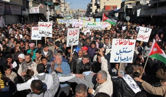 انتقدت الحركة الإسلامية والنقابات المهنية قرار الحكومة، معتبرة أن سياستها "تمعن في تأزيم الاوضاع" انتقدت الحركة الإسلامية والنقابات المهنية قرار الحكومة، معتبرة أن سياستها "تمعن في تأزيم الاوضاع"