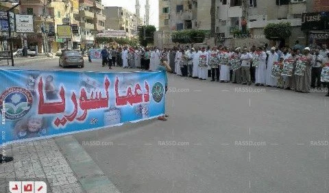نظمت مجموعة من النشطاء وقفة للتضامن مع سورية والمطالبة بالتدخل لحل الأزمة نظمت مجموعة من النشطاء وقفة للتضامن مع سورية والمطالبة بالتدخل لحل الأزمة