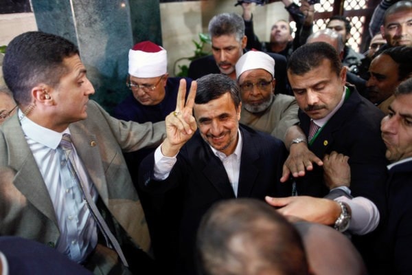 اللباد: "مصر لا تحتاج إلى إذن لترفع مستوى علاقاتها مع إيران" اللباد: "مصر لا تحتاج إلى إذن لترفع مستوى علاقاتها مع إيران"