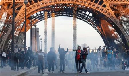 أعمال الشغب خلال الإحتفالات في باريس أعمال الشغب خلال الإحتفالات في باريس