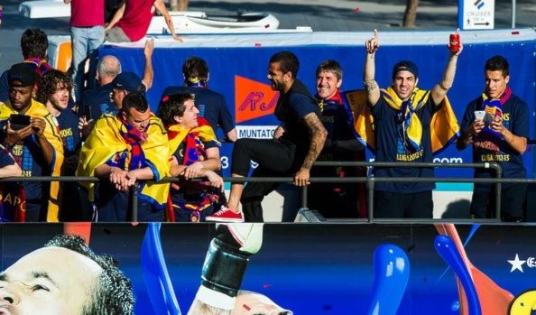 لاعبو برشلونة يحتفلون بلقب الدوري الأسباني وبعضهم يحتسي مشروبات كحولية لاعبو برشلونة يحتفلون بلقب الدوري الأسباني وبعضهم يحتسي مشروبات كحولية