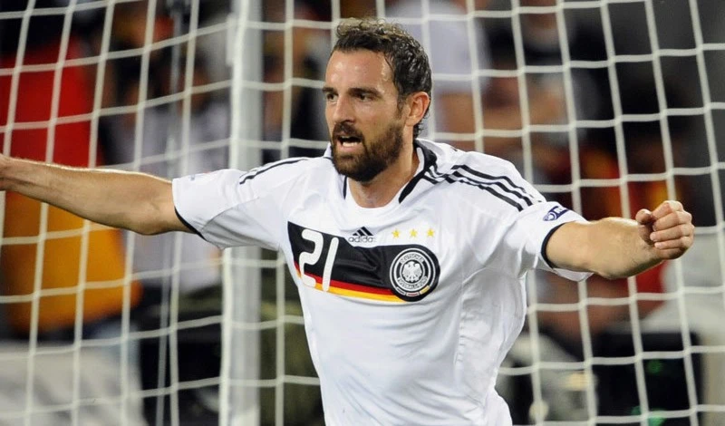 كريستوف ميتزيلدر خلال مشاركته مع منتخب ألمانيا في كأس أوروبا 2008 كريستوف ميتزيلدر خلال مشاركته مع منتخب ألمانيا في كأس أوروبا 2008