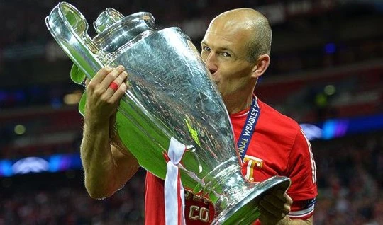 أريين روبن يقبل كأس دوري أبطال أوروبا أريين روبن يقبل كأس دوري أبطال أوروبا