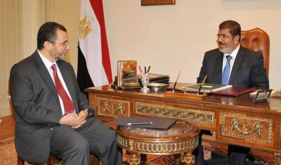 مراسل الميادين: قنديل والوزراء الجدد توجهوا لمقر رئاسة الجمهورية لأداء اليمين مراسل الميادين: قنديل والوزراء الجدد توجهوا لمقر رئاسة الجمهورية لأداء اليمين