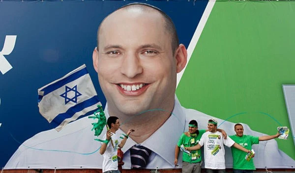 وزير الإقتصاد الإسرائيلي نفتالي بينيت شبه الفلسطينيين بشظايا في المؤخرة وزير الإقتصاد الإسرائيلي نفتالي بينيت شبه الفلسطينيين بشظايا في المؤخرة