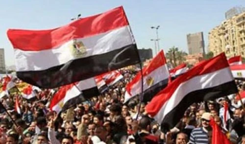 يقول الكاتب إنّ الوضع في مصر بالغ التعقيد والغموض يقول الكاتب إنّ الوضع في مصر بالغ التعقيد والغموض