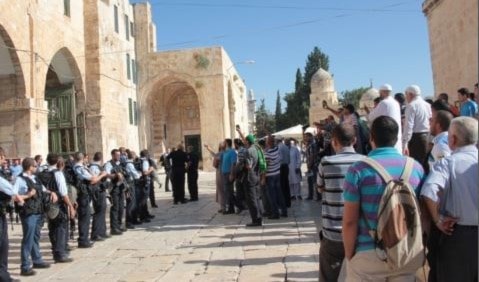 الفلسطينيون يتوافدون الى الأقصى لإحياء "يوم النفير" الفلسطينيون يتوافدون الى الأقصى لإحياء "يوم النفير"