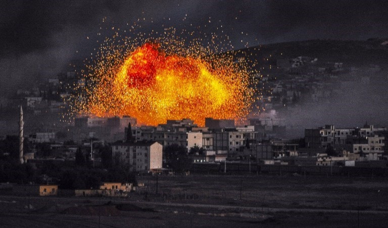 النيران واللهب يتصاعدان من عين العرب كوباني (أ ف ب) النيران واللهب يتصاعدان من عين العرب كوباني (أ ف ب)