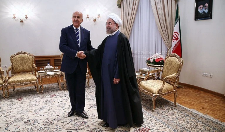 الرئيس الإيراني حسن روحاني خلال استقباله وزير الدفاع اللبناني سمير مقبل (أ ف ب) الرئيس الإيراني حسن روحاني خلال استقباله وزير الدفاع اللبناني سمير مقبل (أ ف ب)