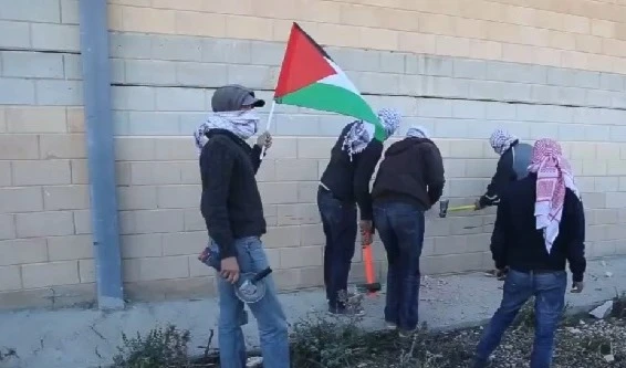 يفتحون ثغرة الأمل في جدار الصمت إزاء ما يتعرضون له يفتحون ثغرة الأمل في جدار الصمت إزاء ما يتعرضون له