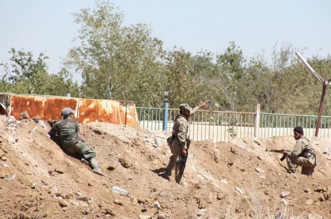مقاتلون من الجيش السوري في الغوطة الشرقية (أ ف ب) مقاتلون من الجيش السوري في الغوطة الشرقية (أ ف ب)