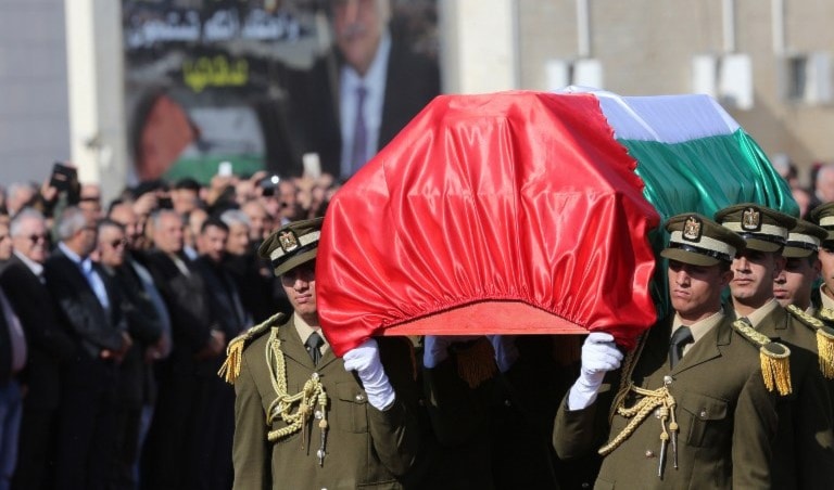 نعش الشهيد أبو عين محمولاً على الأكتاف في رام الله نعش الشهيد أبو عين محمولاً على الأكتاف في رام الله