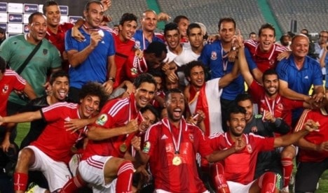 لاعبو الأهلي وجهازه الفني يحتفلون عقب التتويج لاعبو الأهلي وجهازه الفني يحتفلون عقب التتويج