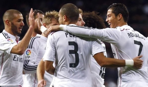 فرحة لاعبي ريال مدريد بأحد أهداف رونالدو فرحة لاعبي ريال مدريد بأحد أهداف رونالدو