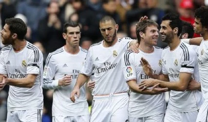 فرحة لاعبي ريال مدريد بأحد الأهداف الثلاثة في مرمى إلتشي فرحة لاعبي ريال مدريد بأحد الأهداف الثلاثة في مرمى إلتشي