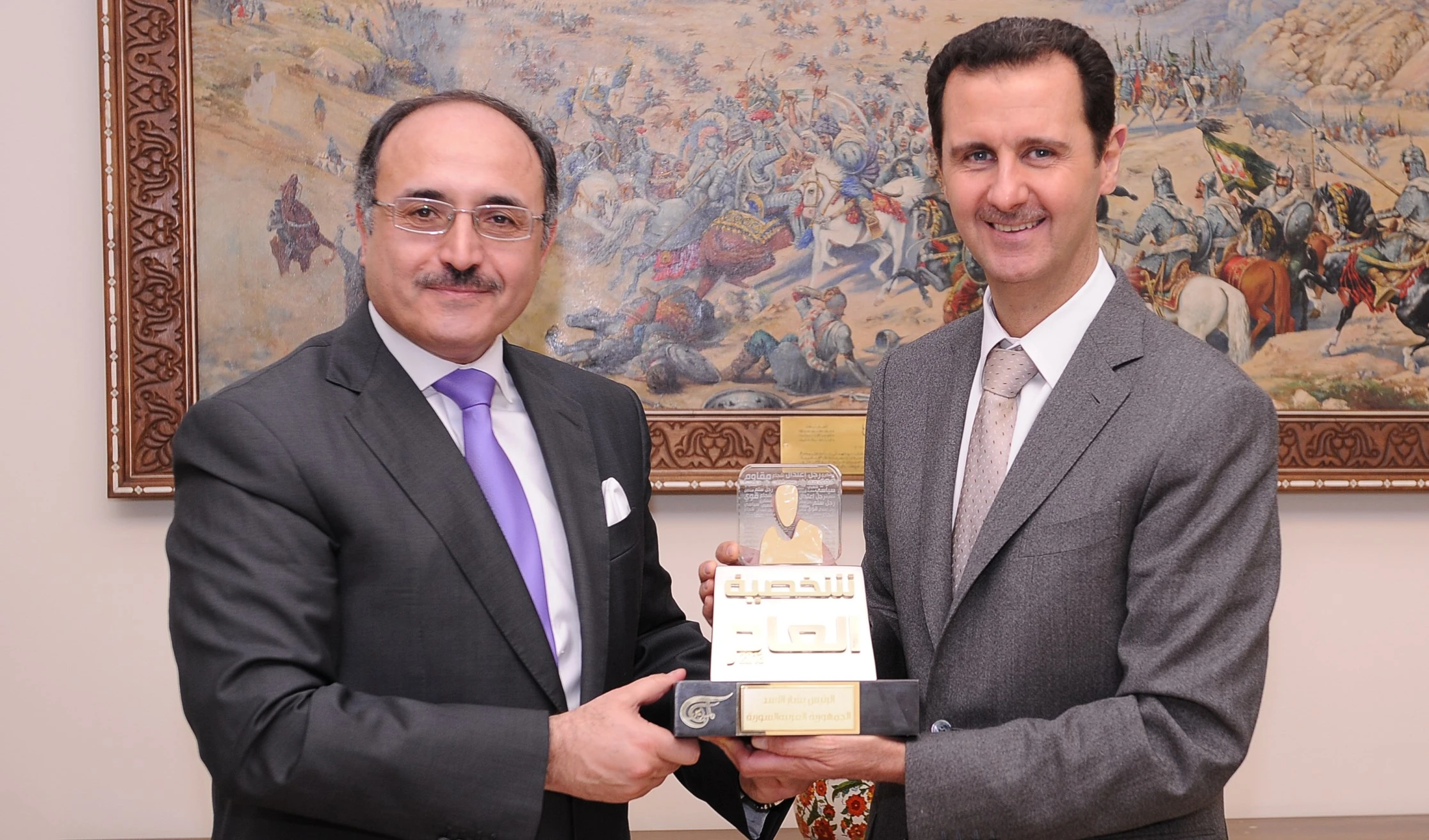 الأسد متسلماً جائزة شخصية العام من بن جدو الأسد متسلماً جائزة شخصية العام من بن جدو
