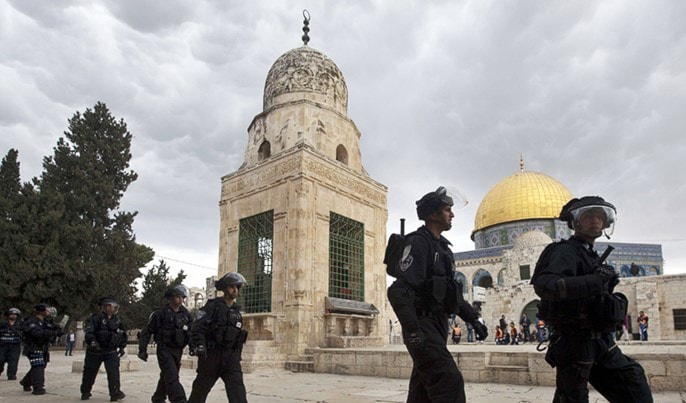 قوات الاحتلال تدنس المسجد الأقصى في القدس قوات الاحتلال تدنس المسجد الأقصى في القدس