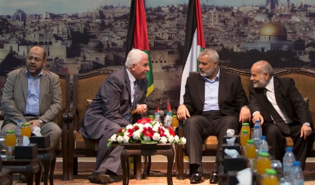 إسرائيل قررت فرض عقوبات على السلطة ووقف المفاوضات إسرائيل قررت فرض عقوبات على السلطة ووقف المفاوضات