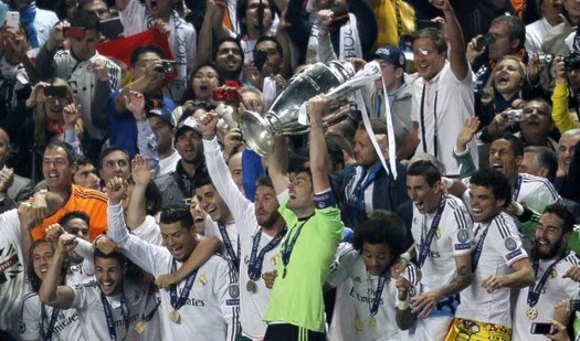 لاعبو ريال مدريد على منصة التتويج لاعبو ريال مدريد على منصة التتويج