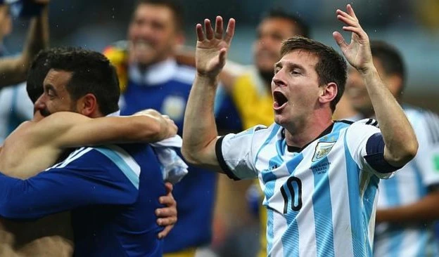 فرحة ميسي بالتأهل إلى المباراة النهائية لمونديال 2014 فرحة ميسي بالتأهل إلى المباراة النهائية لمونديال 2014