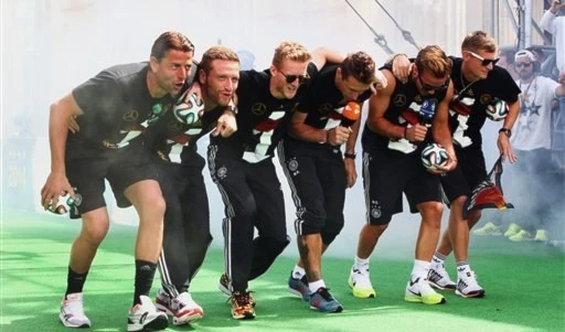 لاعبو منتخب ألمانيا يؤدون الرقصة لاعبو منتخب ألمانيا يؤدون الرقصة