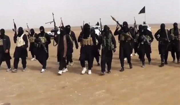 700 عائلة مسيحية غادرت الموصل بعد سيطرة داعش عليها 700 عائلة مسيحية غادرت الموصل بعد سيطرة داعش عليها