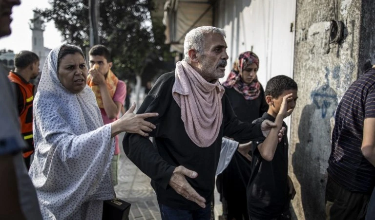 فلسطينيون ينزحون من وسط غزة مع استمرار العدوان (أ ف ب) فلسطينيون ينزحون من وسط غزة مع استمرار العدوان (أ ف ب)