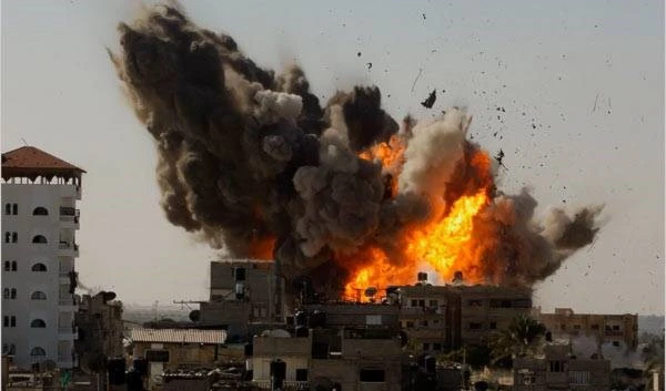 المناطق الشرقية والوسطى لقطاع غزة تتعرض لقصف مركز من قوات الاحتلال المناطق الشرقية والوسطى لقطاع غزة تتعرض لقصف مركز من قوات الاحتلال