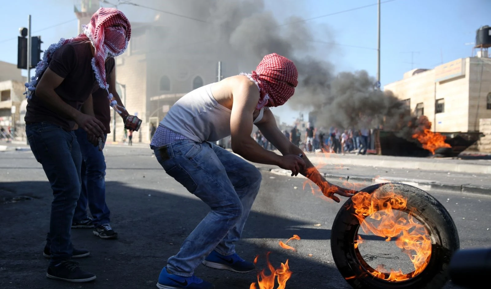 توقع مراقبون أن تمتد المواجهات إلى مناطق أخرى في القدس توقع مراقبون أن تمتد المواجهات إلى مناطق أخرى في القدس