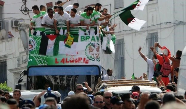 رفع لاعبو منتخب الجزائر علم فلسطين خلال احتفالهم مع جماهيرهم رفع لاعبو منتخب الجزائر علم فلسطين خلال احتفالهم مع جماهيرهم