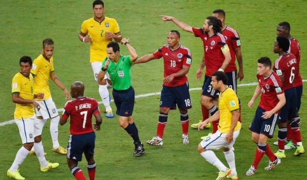 فقد الحكام السيطرة على بعض المباريات جرّاء هذا التوجّه فقد الحكام السيطرة على بعض المباريات جرّاء هذا التوجّه