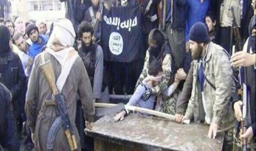 مقاتلو داعش يقطعون يد مواطن سوري مقاتلو داعش يقطعون يد مواطن سوري