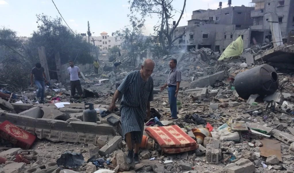 طالب أهالي بيت حانون مساعدتهم على إخراج شهدائهم من تحت الركام طالب أهالي بيت حانون مساعدتهم على إخراج شهدائهم من تحت الركام
