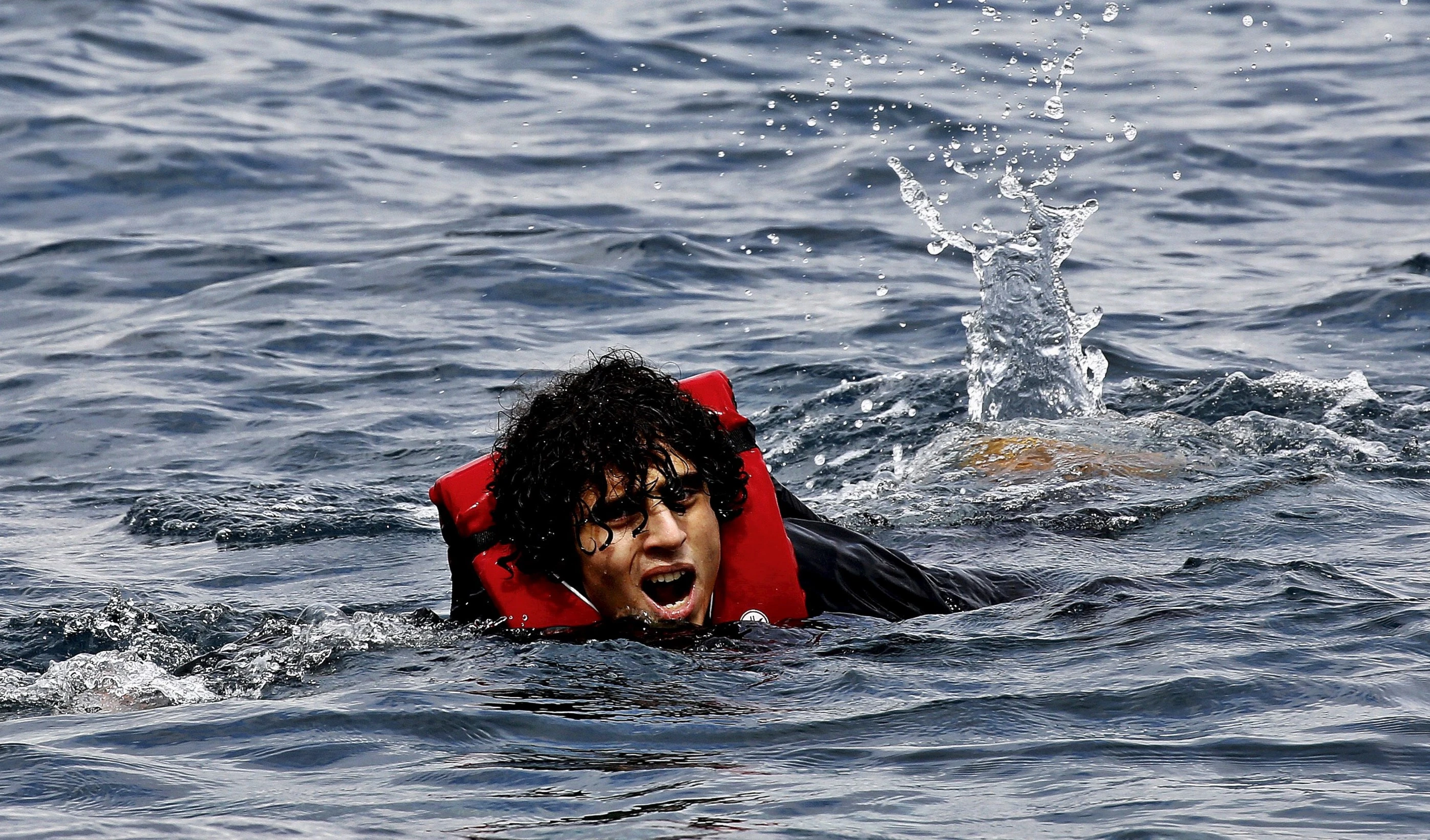 يقدر عدد من عبروا البحر المتوسط حوالى 130 ألف مهاجر غرق منهم 2700 شخص. يقدر عدد من عبروا البحر المتوسط حوالى 130 ألف مهاجر غرق منهم 2700 شخص.