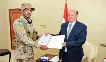 قائد العمليات الخاصة السعودية عبدالله بن سهيان يتلقى شهادة تقدير من الرئيس هادي قائد العمليات الخاصة السعودية عبدالله بن سهيان يتلقى شهادة تقدير من الرئيس هادي