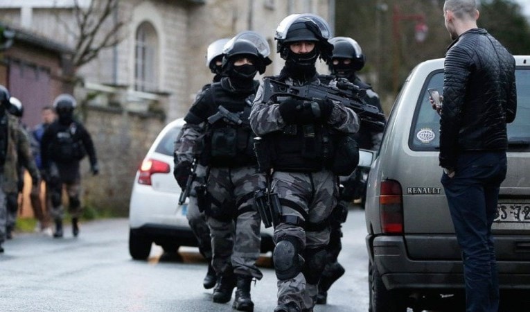 باريس أعلنت حالة الطوارئ في أعقاب هجمات إرهابية أودت بحياة 130 شخصاً باريس أعلنت حالة الطوارئ في أعقاب هجمات إرهابية أودت بحياة 130 شخصاً