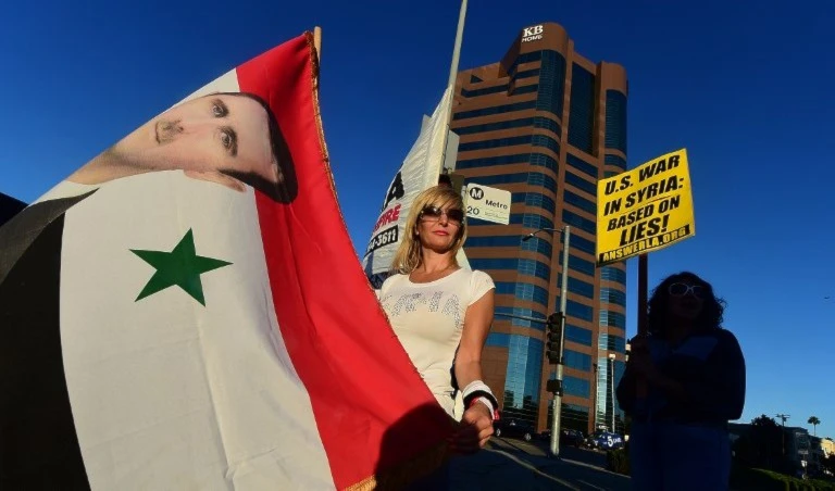 صورة من الأرشيف لتظاهرة مؤيدة للنظام السوري في نيويورك (أ ف ب) صورة من الأرشيف لتظاهرة مؤيدة للنظام السوري في نيويورك (أ ف ب)