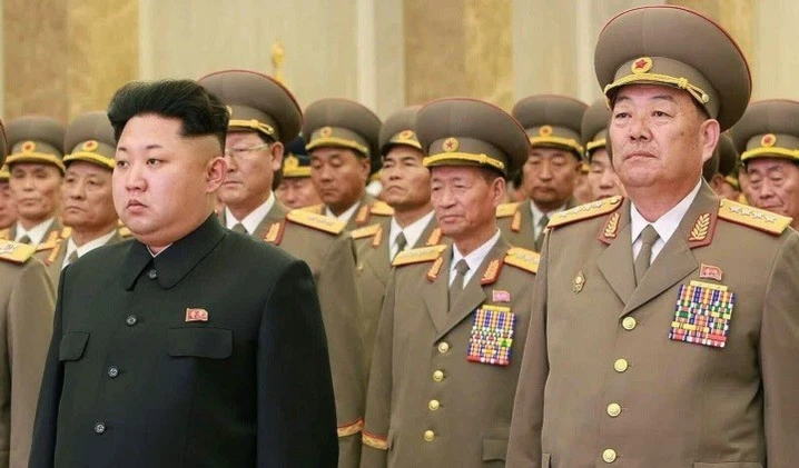 وزير الدفاع الكوري يظهر إلى جانب الزعيم الكوري كيم جونغ أون وزير الدفاع الكوري يظهر إلى جانب الزعيم الكوري كيم جونغ أون