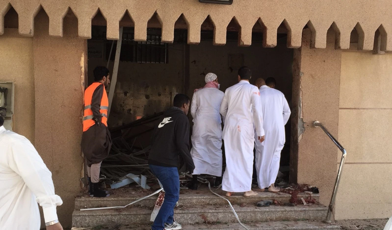سقوط شهداء وجرحى في التفجير الذي استهدف المسجد سقوط شهداء وجرحى في التفجير الذي استهدف المسجد