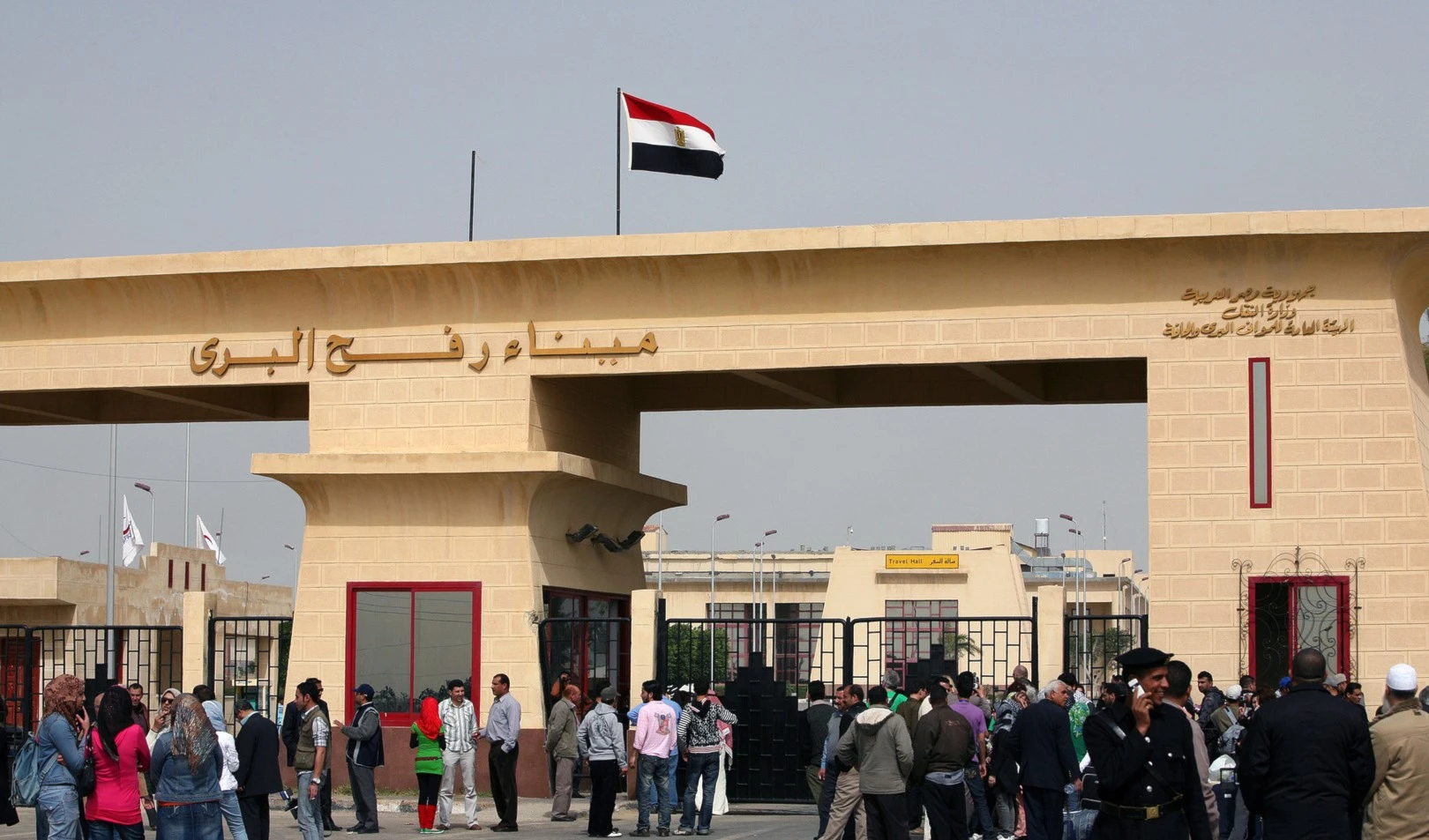 أعادت السلطات المصرية فتح معبر رفح البري المغلق بشكل استثنائي من اليوم وعلى مدار 4 أيام أعادت السلطات المصرية فتح معبر رفح البري المغلق بشكل استثنائي من اليوم وعلى مدار 4 أيام