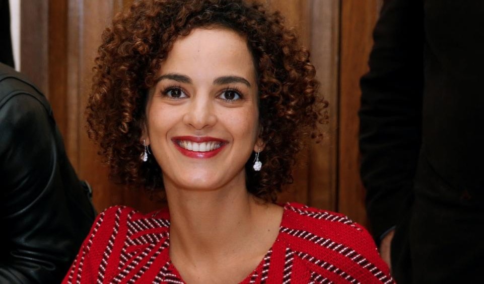 الكاتبة المغربية-الفرنسية ليلى سليماني في مطعم في باريس بعد تسلم جائزة غونكور عن روايتها (أغنية هادئة). تصوير جاكي نايجلن - رويترز الكاتبة المغربية-الفرنسية ليلى سليماني في مطعم في باريس بعد تسلم جائزة غونكور عن روايتها (أغنية هادئة). تصوير جاكي نايجلن - رويترز