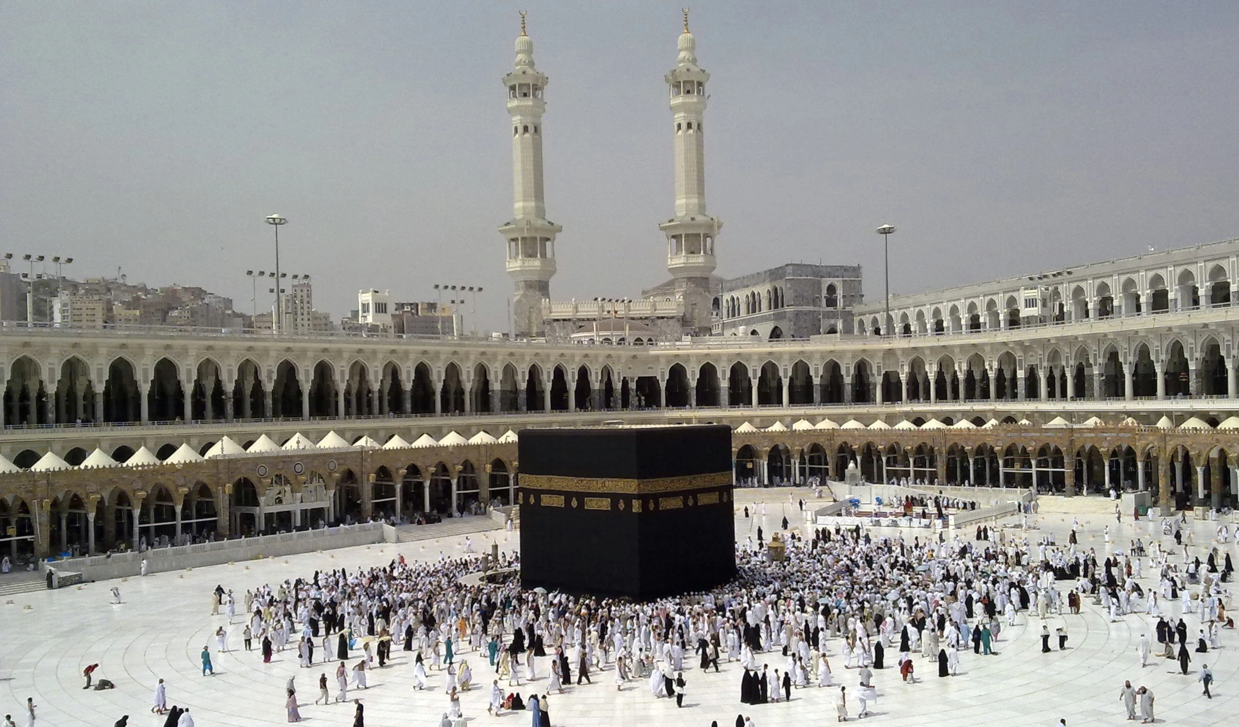 مكة هي المدينة المقدّسة التي يحج إليها مسلمو العالم مكة هي المدينة المقدّسة التي يحج إليها مسلمو العالم