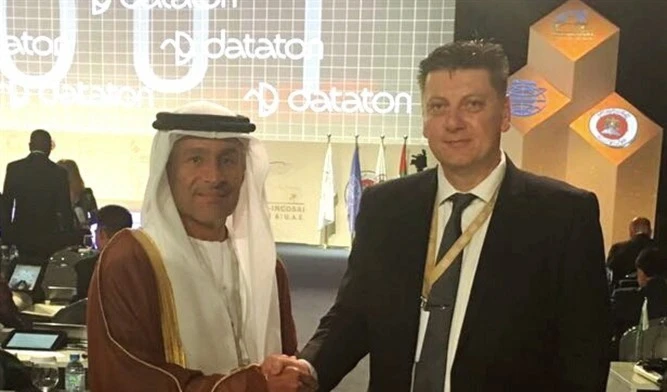 إيلي مارزل رئيس الوفد الإسرائيلي يصافح رئيس مؤسسة الرقابة في الإمارات المتحدة إيلي مارزل رئيس الوفد الإسرائيلي يصافح رئيس مؤسسة الرقابة في الإمارات المتحدة