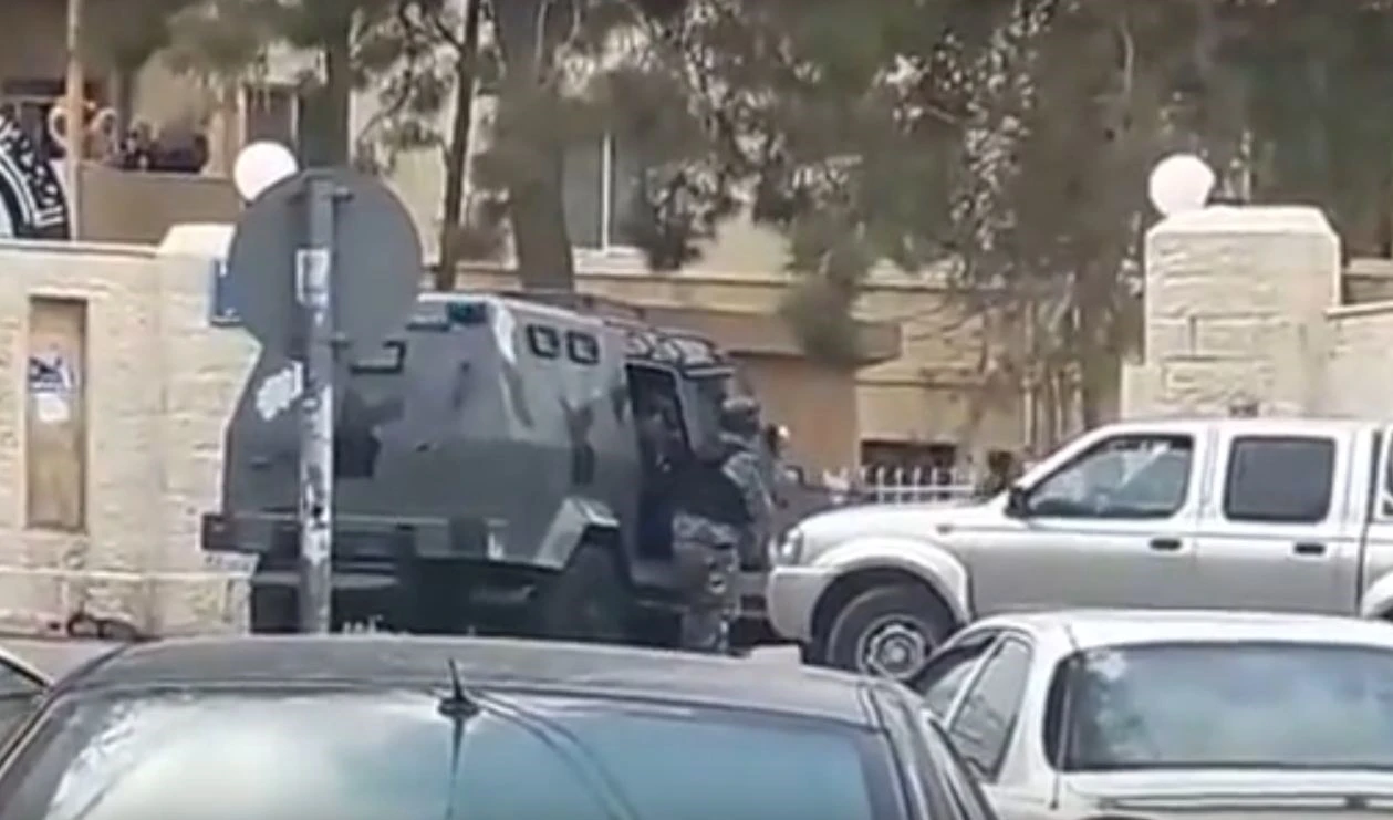 تبادل لإطلاق النار بين رجال الأمن ومسلحين في الكرك تبادل لإطلاق النار بين رجال الأمن ومسلحين في الكرك