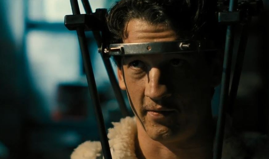 الممثل مايلز تيلر مع الطوق الحديدي حول رأسه في الفيلم الممثل مايلز تيلر مع الطوق الحديدي حول رأسه في الفيلم