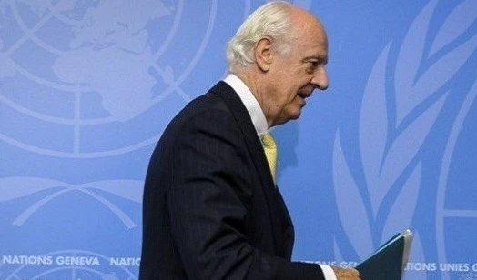 مراسل الميادين يحصل على الورقة التي قدمها المبعوث الدولي إلى الوفود السورية مراسل الميادين يحصل على الورقة التي قدمها المبعوث الدولي إلى الوفود السورية