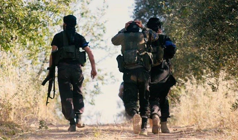 جيش الفتح عمل خلال الأيام الثلاثة الماضية على رفع سواتر وحفر خنادق قتالية في منطقة الصواغية المواجهة للجان الدفاع الشعبي في الفوعة. جيش الفتح عمل خلال الأيام الثلاثة الماضية على رفع سواتر وحفر خنادق قتالية في منطقة الصواغية المواجهة للجان الدفاع الشعبي في الفوعة.